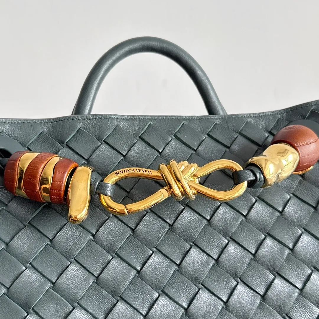 The new Andiamo batch of 3060 BV is shipped‼ ️The classic intercciato weaving process is used to create a soft bag, the metal knot is made of micro-cast aluminum using jewelry technology🪢, and the decorative beads are made of metal and hand-polished oak, allowing you to jump repeatedly between elegance and fun💃, making it unpredictable. Classic and versatile, it shows off your temperament, and the bag has a large capacity, making it very convenient for daily commuting! It has a variety of carrying methods, the shoulder straps can be adjusted by yourself, the original lambskin feels soft and delicate, and the unisex style breaks gender boundaries and brings a more practical and long-lasting use experience. The Andiamo, which has both elegant and casual styles, perfectly interprets the "fashionable old money style". Style number: 743568+wood hardware Color: dark green Size: 25*22*10.5cm
